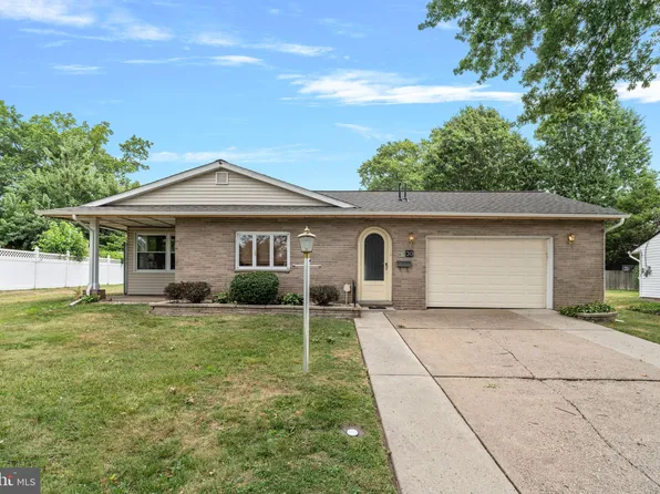 30 Twin Leaf Ln, Levittown, PA 19054