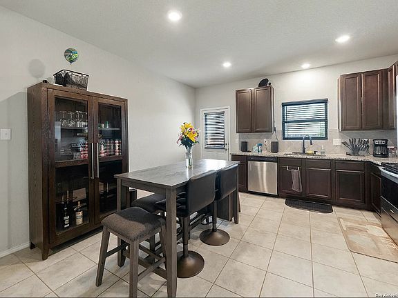 5th image of 2418 Pink Pearl Dr