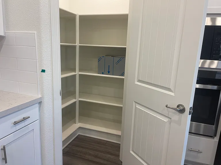 572 Knightsbridge Ct — Photo 11