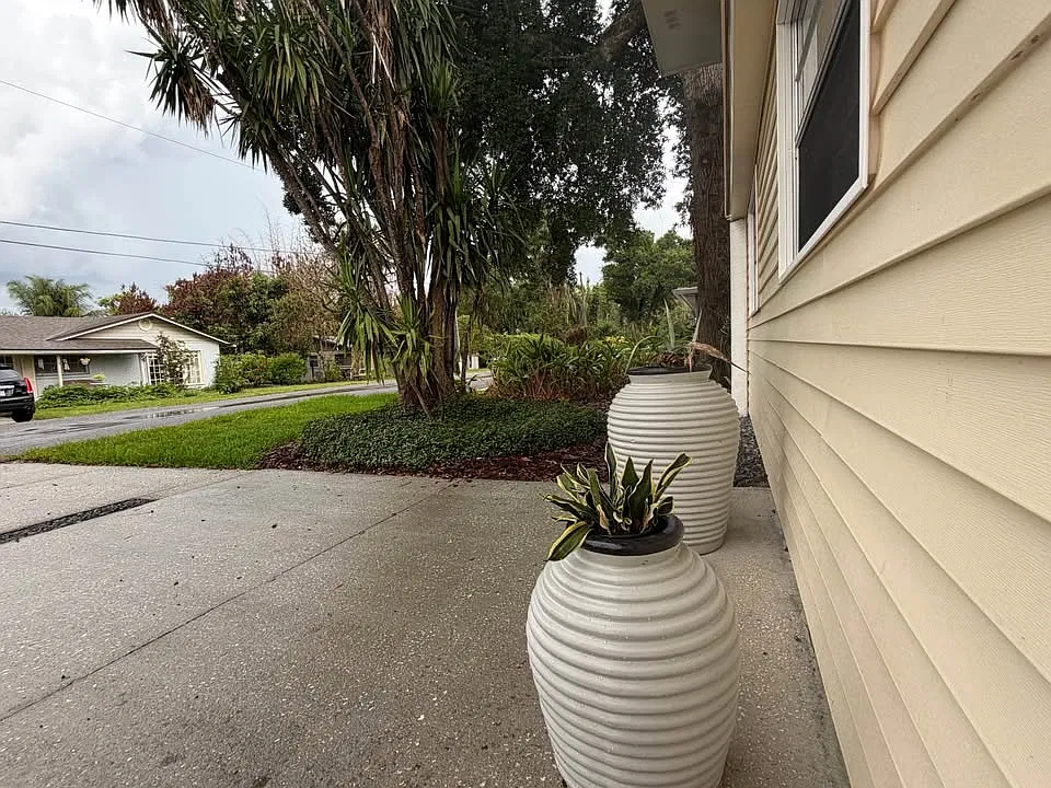 3 bed, 1200 sqft, $2,400 — Photo 3
