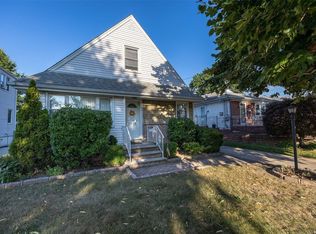 246 Wardwell Rd, Mineola, NY 11501