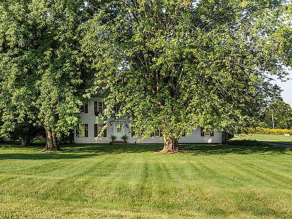 3rd image of 430 Fairway Dr