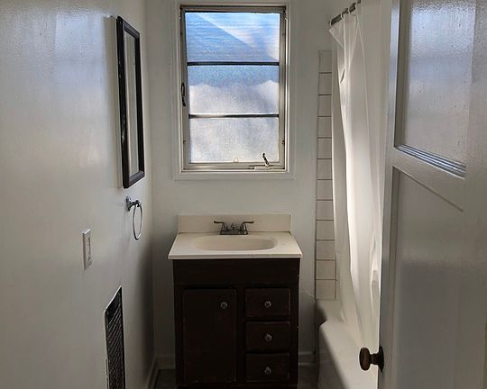 4th image of 10913 Moorpark St