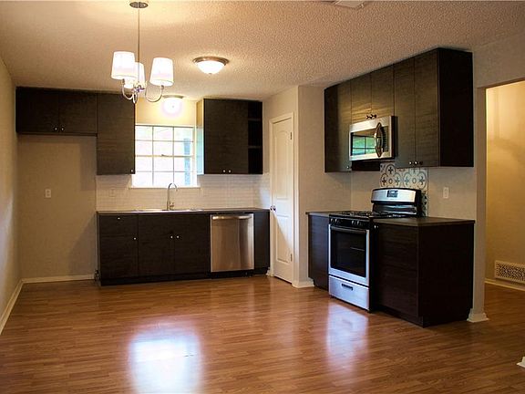 3rd image of 411 Lazy River Dr