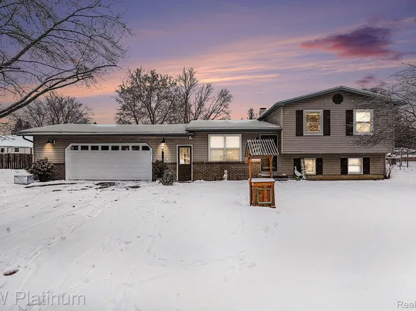 5452 Columbia Ct, Lapeer, MI 48446