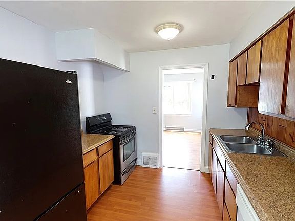 5th image of 865 E 258th St