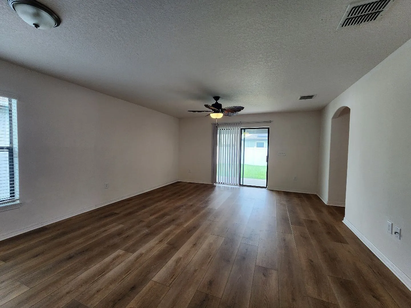 Gorgeous 4-Bedroom, 2-Bathroom in Riverview — Photo 3