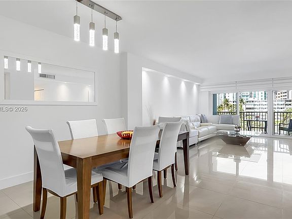 3rd image of 300 Bayview Dr APT 307