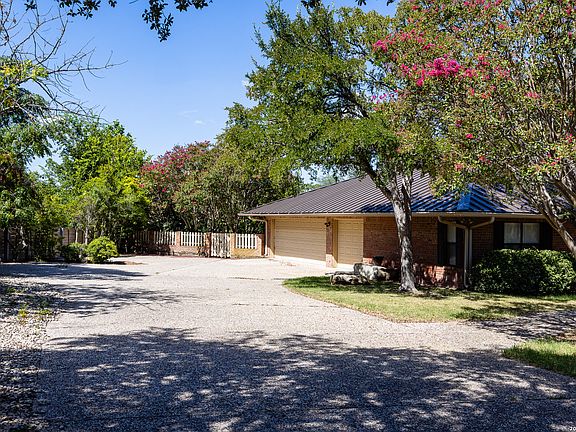 3rd image of 304 Spring Mill Dr