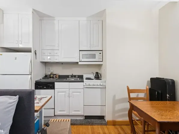 333 East 43rd Street image 3 of 13