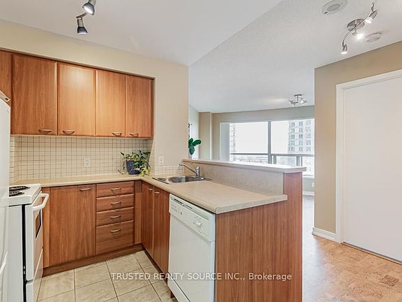 4th image of 38 Lee Centre Dr #906