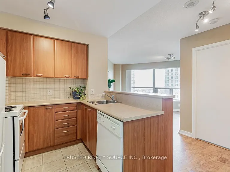 38 Lee Centre Dr #906 — Photo 4