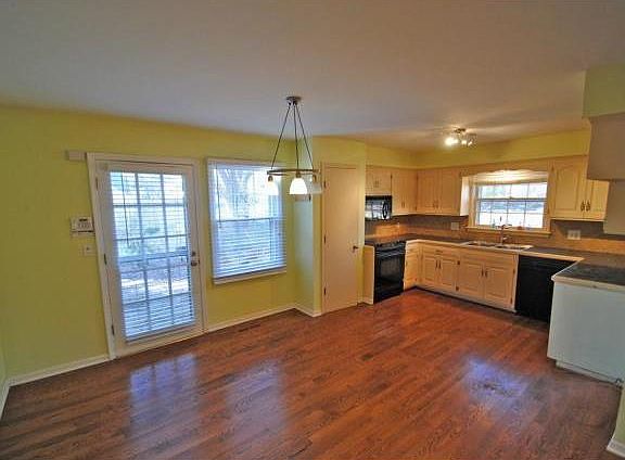 4th image of 106 W 119th Ter
