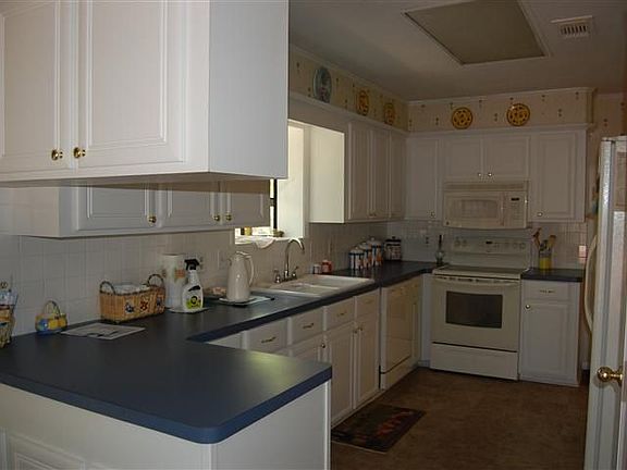 3rd image of 1335 Victoria Dr