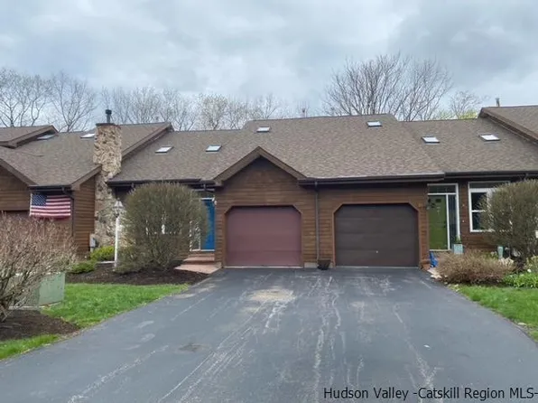 22 Lillian Ln, Troy, NY 12180
