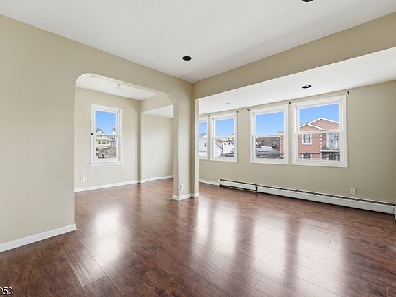 3rd image of 225 John St