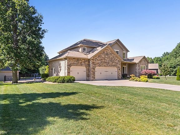 2nd image of 2820 Ashwood Dr