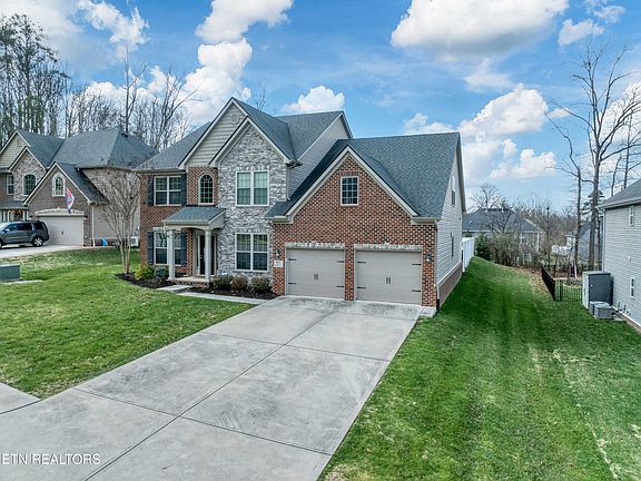 2nd image of 807 Brookwood Ln