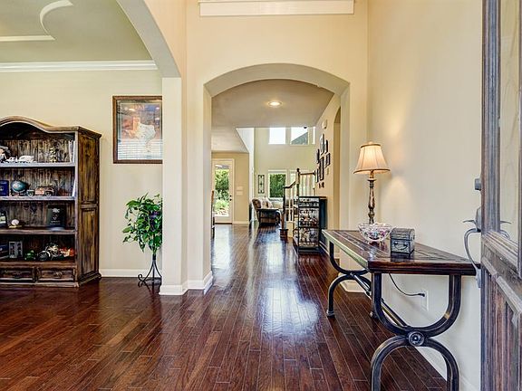 5th image of 139 Hearthshire Cir