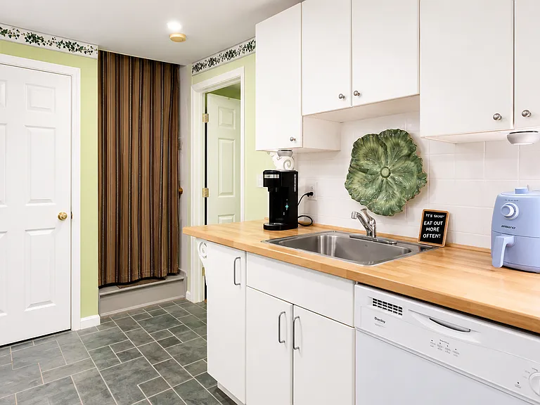 647 Lucky Leaf Cir #B — Photo 2