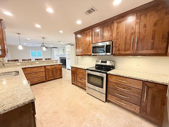 4th image of 1054 Edgewater Ln