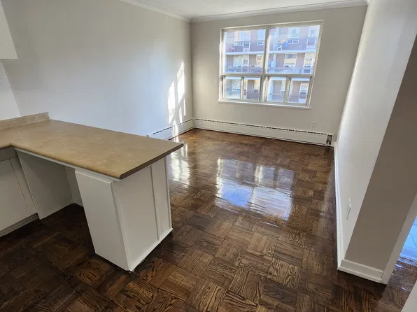 142 Vaughan Rd, Toronto, ON M6C 2M2