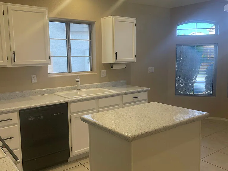 1075 N Saguaro St — Photo 10