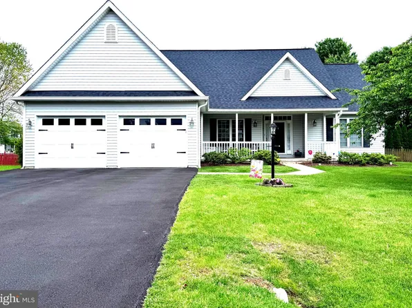 41 Clemson Dr, Falling Waters, WV 25419