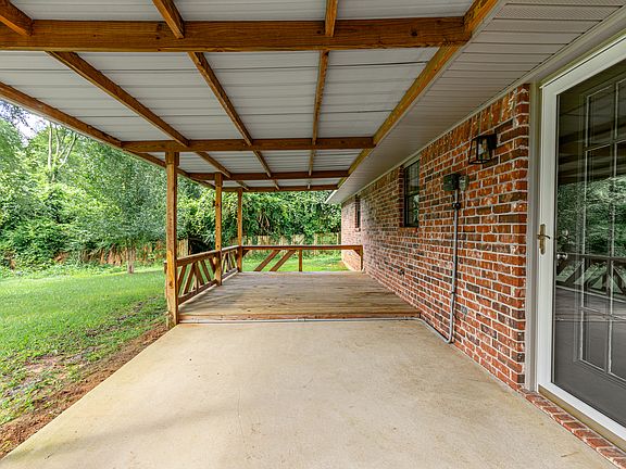 3rd image of 300 Oak Ln