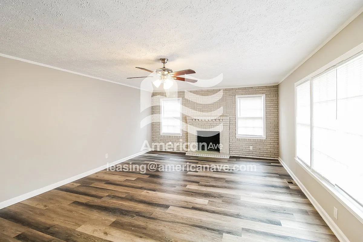 1557384_002_wm_-_living_room_13604792.jpg - 1360 Forest Hill Rd