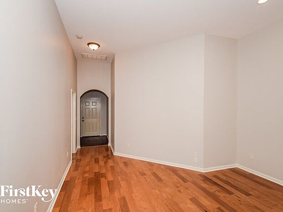 3rd image of 927 Meriweather Dr