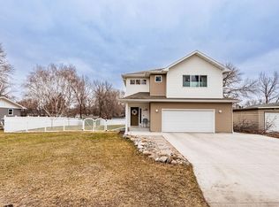 296 Dakota Ave, Horace, ND 58047