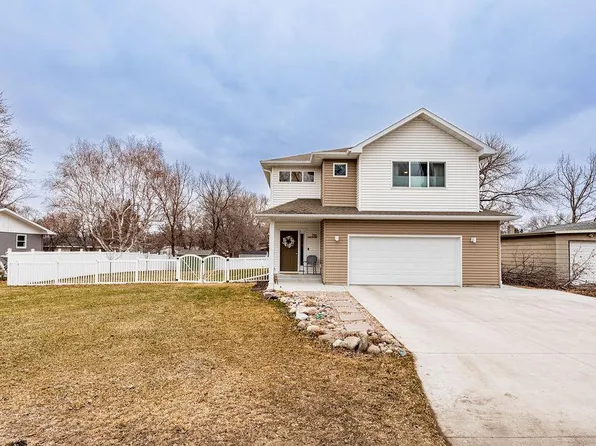 296 Dakota Ave, Horace, ND 58047