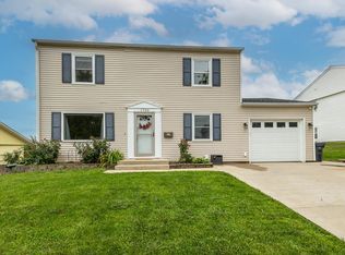 1726 Sharon Dr, Dubuque, IA 52002
