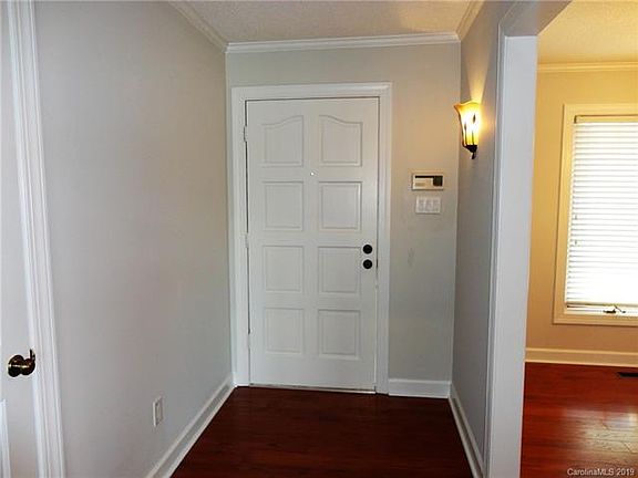 4th image of 109 Woodstream Cir