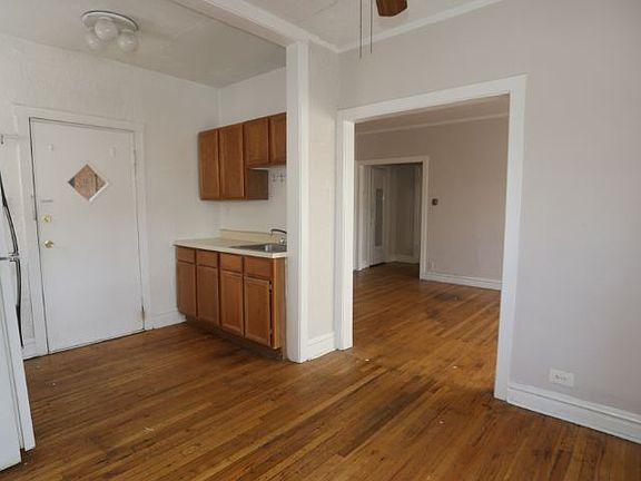 5th image of 626.5 W Cornelia Ave Unit 1E