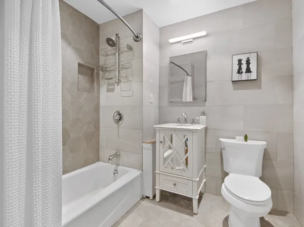 667 Putnam Avenue image 6 of 10