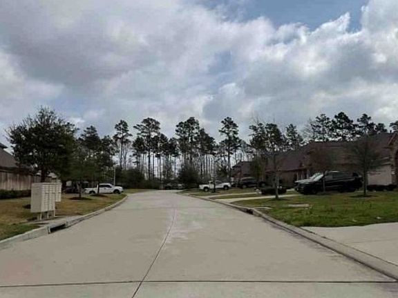 Exterior Neighborhood (street photo)