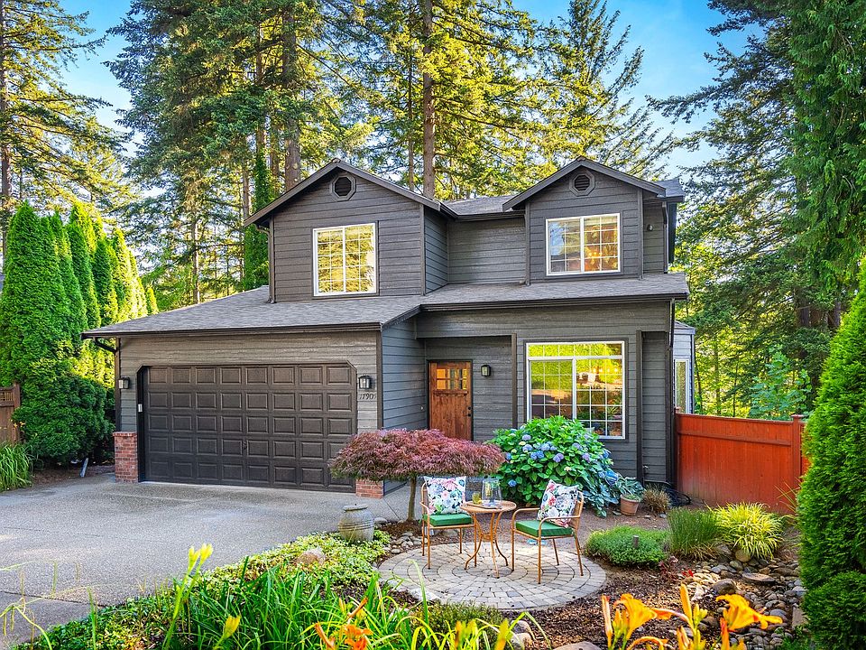 Just a few blocks from Bothell's main street & the UW and Cascadia college campus. This home has a 50+ WALKSCORE & Bus & Transit score