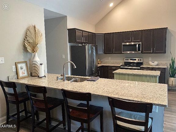 3rd image of 415 Toronto Ln