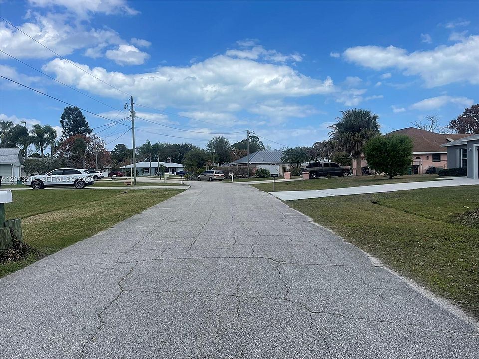 2nd image of 1571 SE Mariana Rd