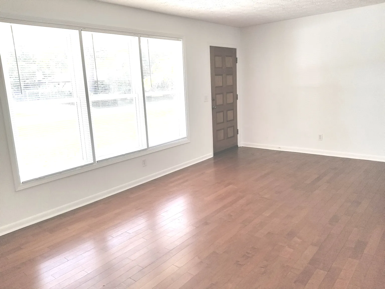 3 bed, 1107 sqft, $2,400 — Photo 2