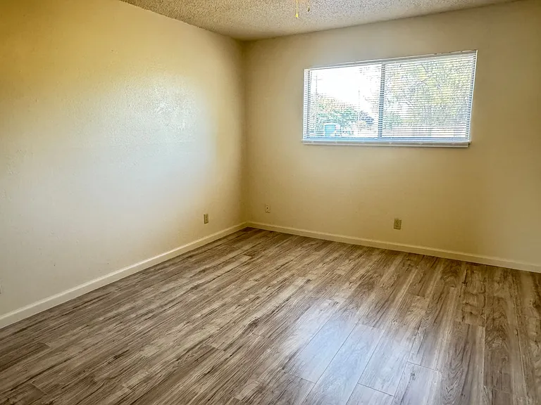 Lake Crest Apartments — Photo 5