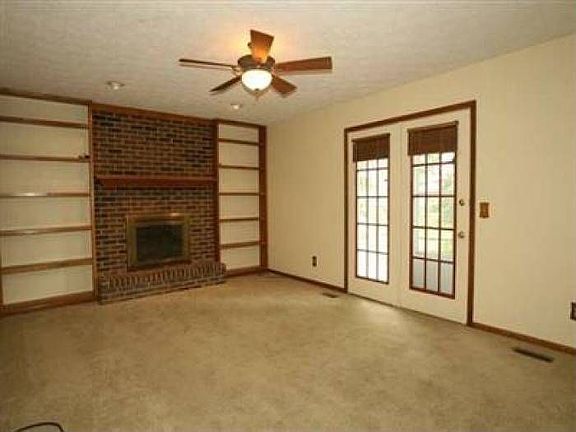 Family Room w Fireplace