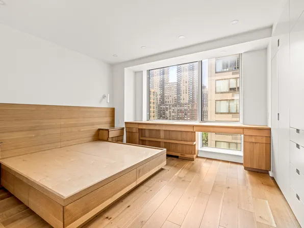 120 Riverside Boulevard image 7 of 13