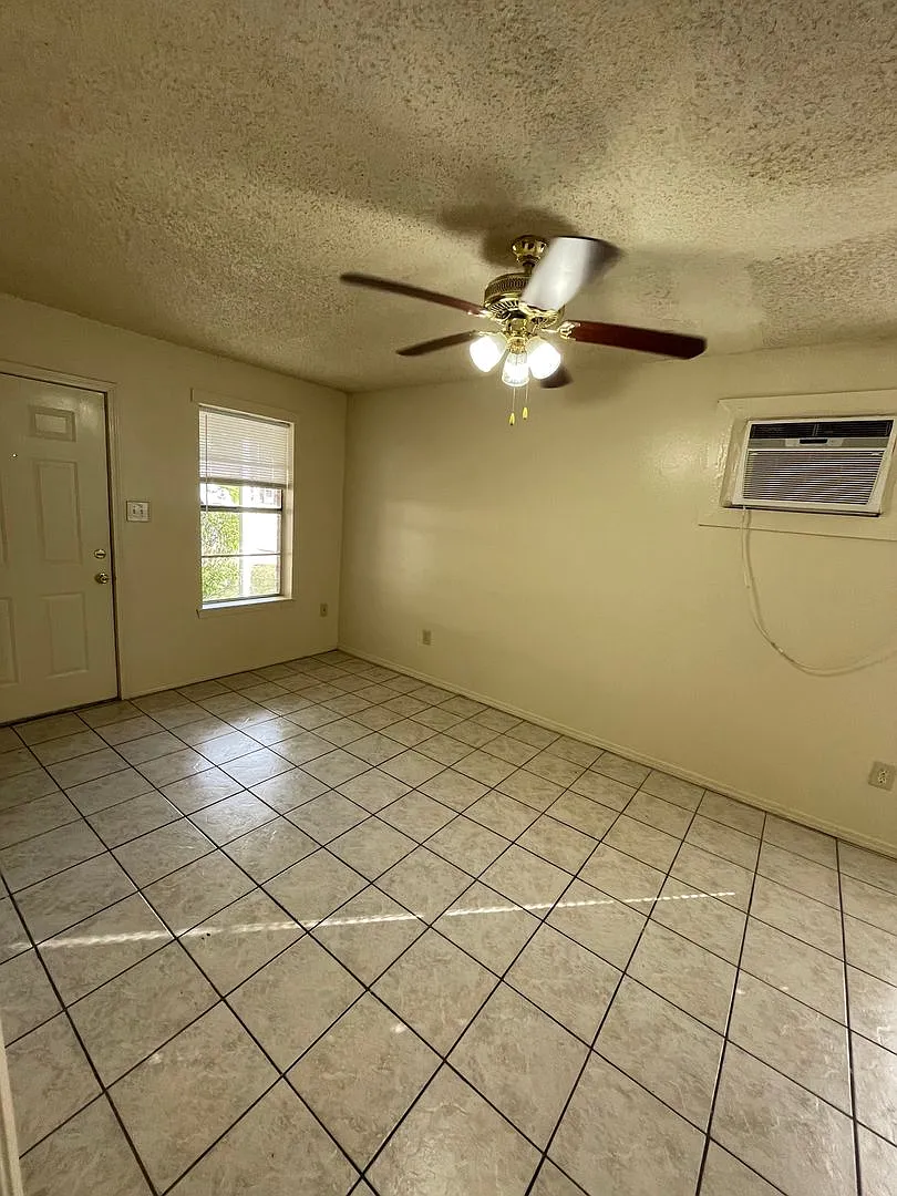 2336 Elm Park Drive, Baton Rouge, LA 70807; 2BR-1BA — Photo 3