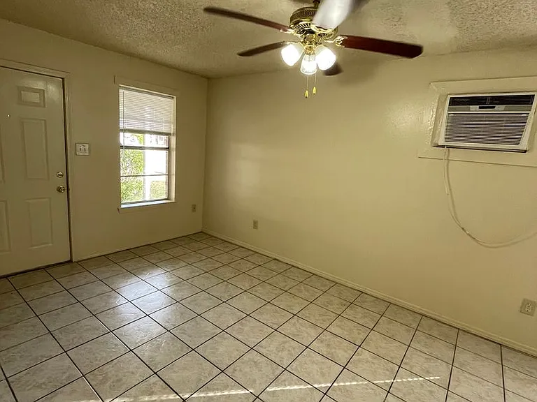 2336 Elm Park Dr — Photo 3