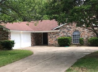 8916 Mahan Dr, Benbrook, TX 76116