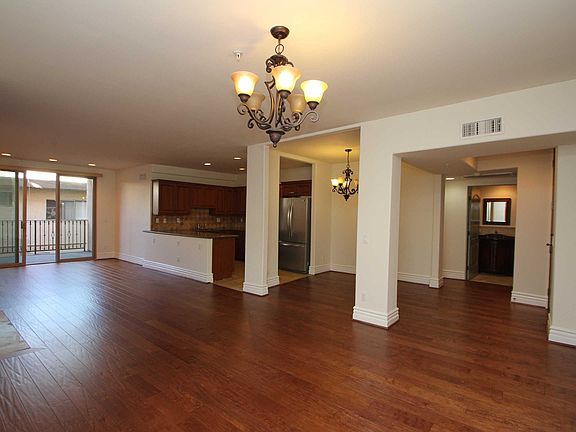 5th image of 10862 Bloomfield St. ##207
