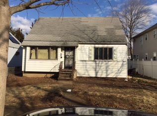 7945 266th St, Glen Oaks, NY 11004